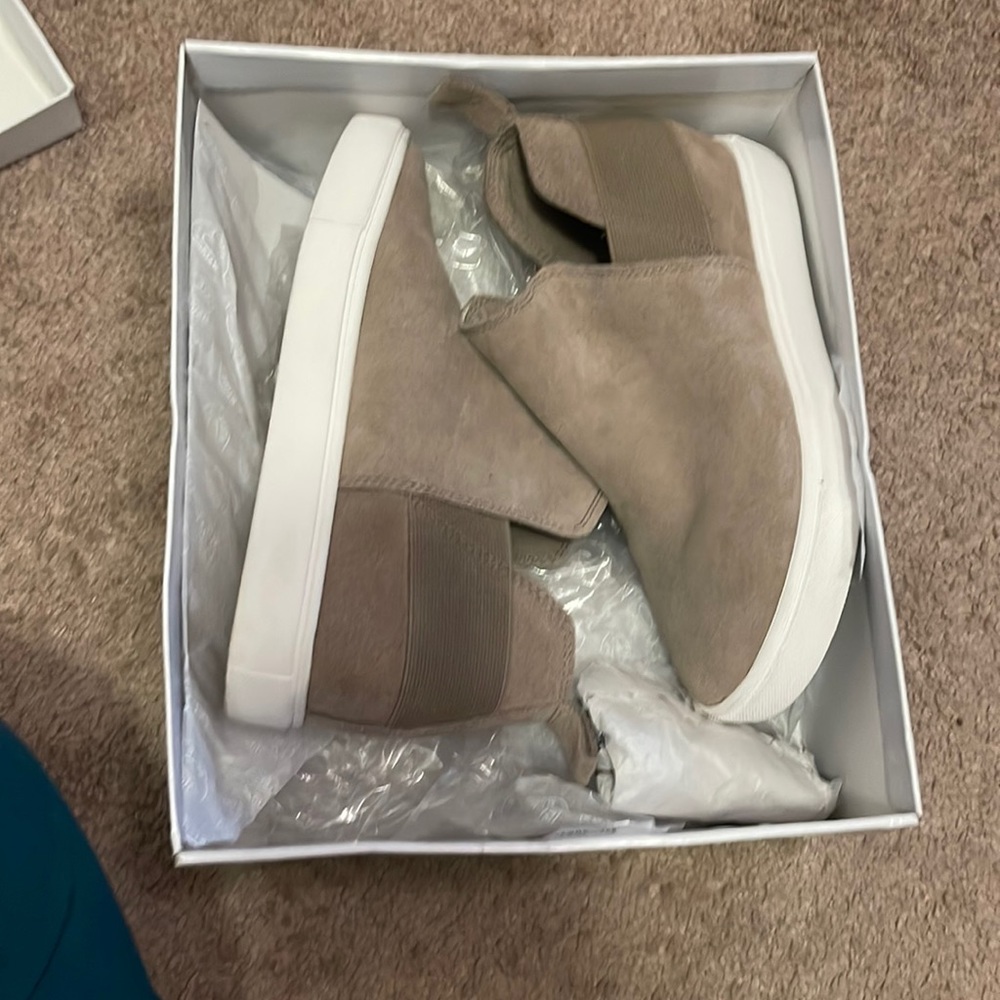 New in Box Steve Madden Shane Taupe Sneakers